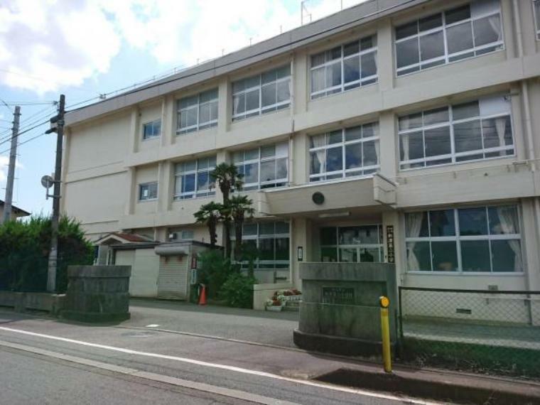 小学校 【周辺環境】新潟市立新津第二小学校まで約800m（徒歩10分）です。お子様のいらっしゃるご家庭の方にはオウチ選びの重要なポイントである小学校。近いとお子様の通学も安心ですね。