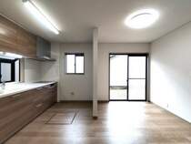 【リフォーム済】キッチンとダイニングの写真です。掃き出し窓があり明るいスペースですね、ダイニングテーブルを置いて食事スペースに使用できます。
