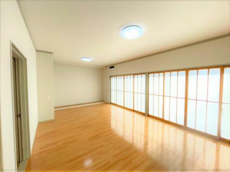 【リフォーム後/2階14.5帖洋室別角度】2階洋室は十分な広さがあるため、ご家族の寝室にぴったりです。白を基調としたお部屋でより明るく、より広く感じることができます。