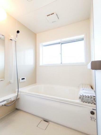 浴室 （リフォーム済）浴室は ハウステック製の1坪タイプ、新品のユニットバスに交換しました。スイッチひとつで追い焚き、足し湯ができるお風呂リモコンを設置。快適なバスタイムを堪能してください。