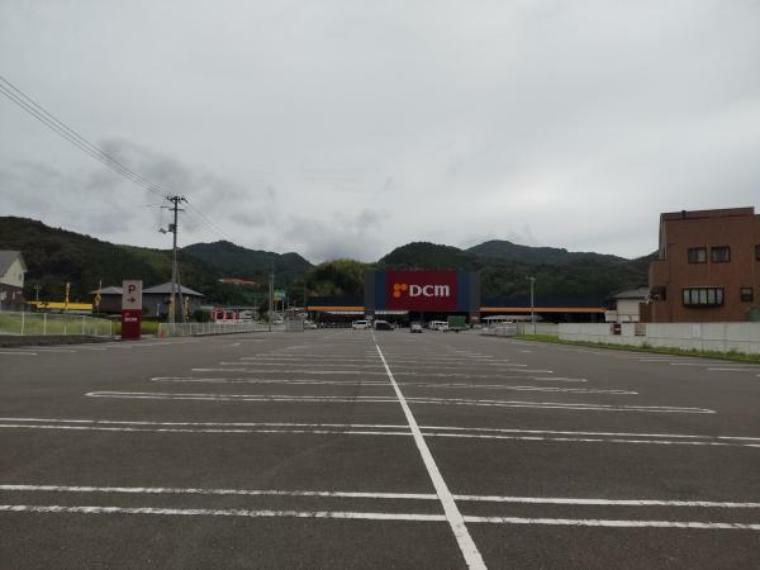 ホームセンター DCM宇和島南店様まで約2100m（車で6分）。