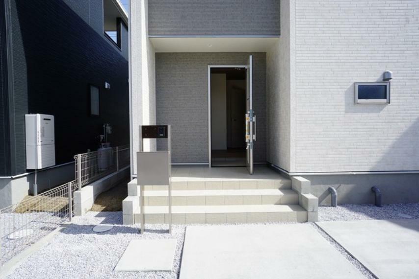 玄関 玄関には二重のディンプルキータイプの鍵を、さらにバールなどでこじ開けられにくい設計で安全のセキュリティです。