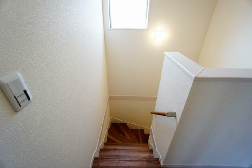 共用部・設備施設 踏み場の広い、手摺付き階段です。踏み場の広い階段は、高齢の方でも安心できますね^^