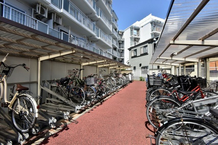 大切な自転車を日差しや雨から守れる、屋根付きの駐輪場です。最新情報はご確認ください。