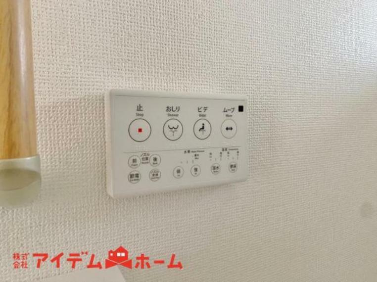 発電・温水設備 清潔感のあるトイレです。温水洗浄便座で身体も清潔に。