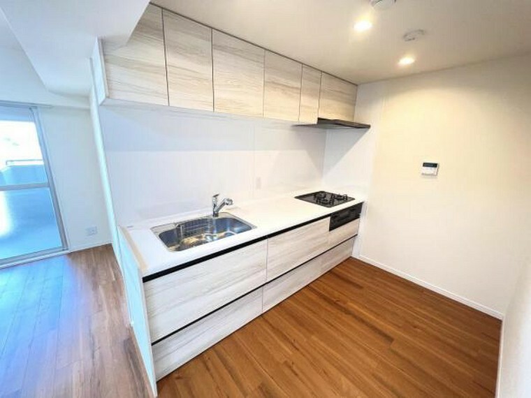 キッチン 作業スペースが広く家事動線をゆったりと確保できるキッチン。