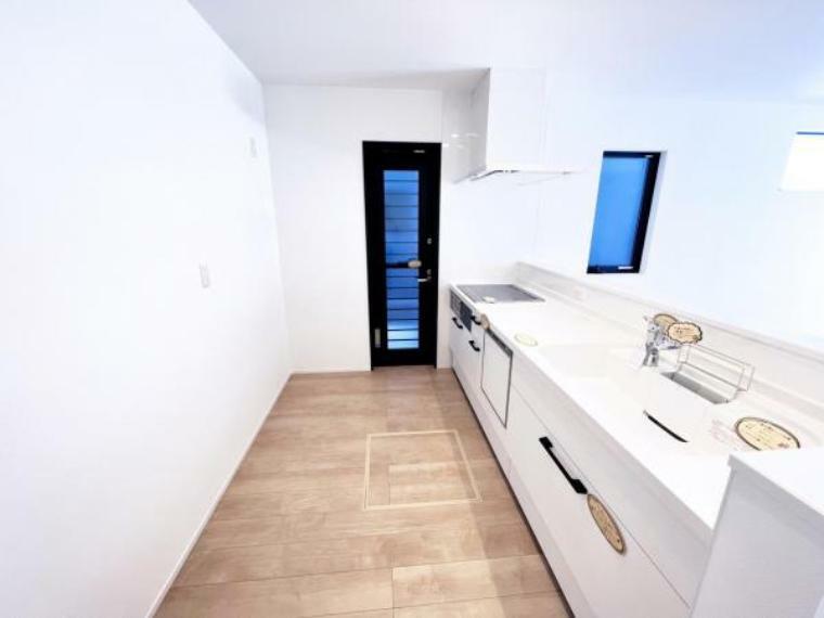キッチン 自然光が入る窓があり、収納力豊富なシステムキッチンの他に床下収納もついています。