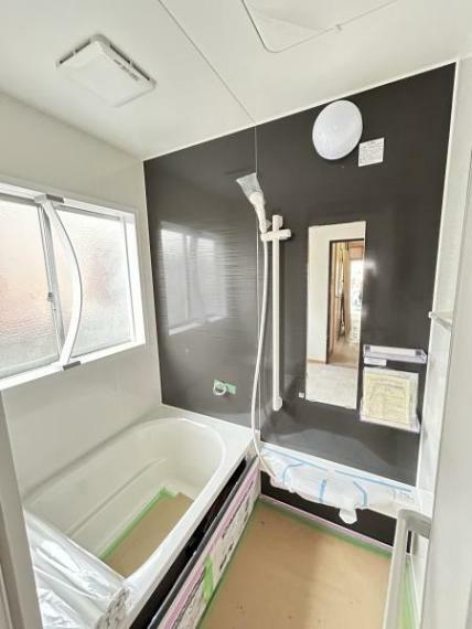 トイレ （4月8日撮影:リフォーム中写真）浴室は新品のユニットバスに交換致しました。浴槽には滑り止めの凹凸があり、床は濡れた状態でも滑りにくい加工がされている安心設計です。