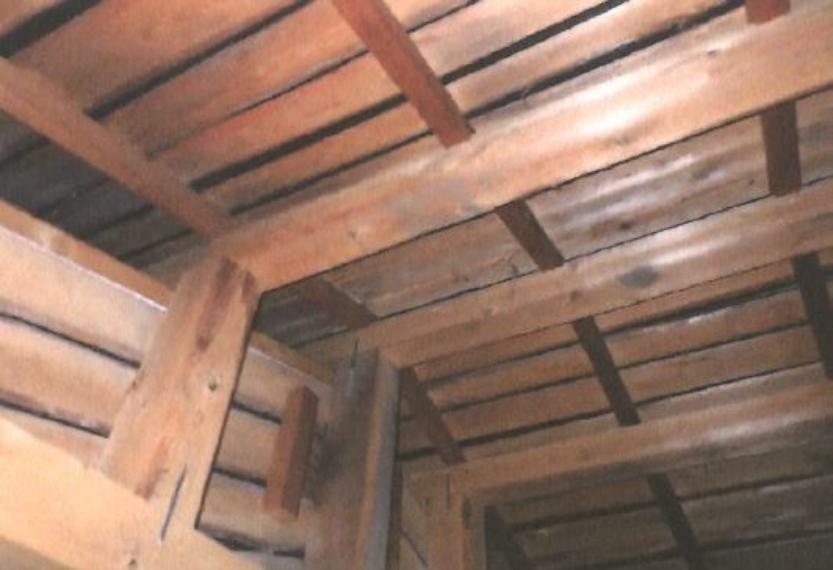 構造・工法・仕様 リフォームを行う際には屋根裏まで点検を行っております。雨漏りや配管でのトラブルがあった場合には二年間の瑕疵担保が適用されますので、購入後も安心してお住まいいただけます。