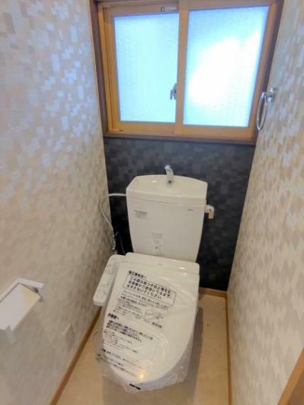 トイレ 【リフォーム済】トイレはTOTO製の温水洗浄機能付きに新品交換しました。表面は凹凸がないため汚れが付きにくく、継ぎ目のない形状でお手入れが簡単です。節水機能付きなのでお財布にも優しいですね。