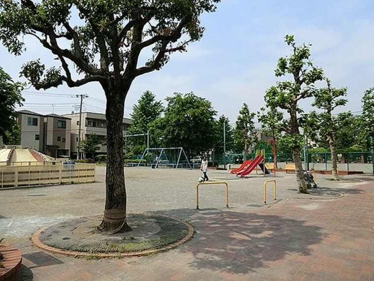 公園 第六砂町小学校に隣接し、仙台堀川公園の向かいにある公園。お椀を伏せたような形のすべり台やその他アスレチック遊具などがあり、子どもたちが楽しめるようになっています。