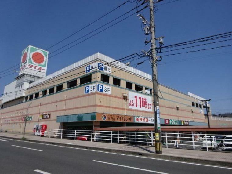 スーパー タイヨー花棚店【タイヨー花棚店】は、鹿児島市吉野町3615-1に位置する鹿児島吉田線近くのスーパーです。取扱品目は主に「生鮮食品・日配品・一般食品・日用雑貨・衣料品」です。駐車場があります。