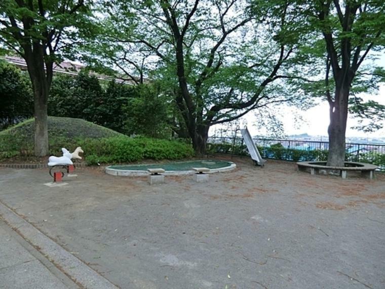 荏田第三公園 愛和幼稚園の西の丘陵地にある緑豊かな公園です。樹木林の間に階段や坂の遊歩道が整備され、自然を楽しめるつくりになっています