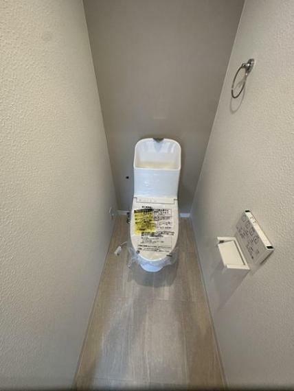トイレ 人気のシャワートイレが付いており、トイレットペーパーの無駄をなくすだけでなく感染症の予防にも効果的です。