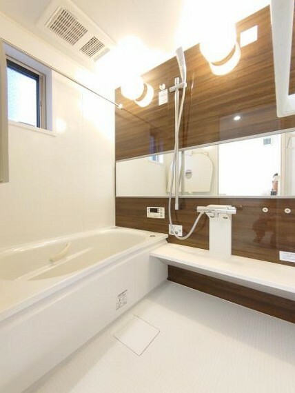 浴室 落ち着いた空間を演出するカラーとゆったりお使い頂ける広さが魅力のバスルーム。浴室乾燥機も付いており、いつでも快適で心地の良いバスタイムを実現できます。