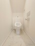 トイレ 白を基調とした明るく清潔感のある空間に仕上がりました。トイレは1階と3階それぞれにございますので、忙しい時や来客の際もスムーズに使うことができて便利です。