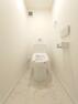 トイレ 白を基調とした明るく清潔感のある空間。人気のシャワートイレが付いており、トイレットペーパーの無駄をなくすだけでなく感染症の予防にも効果的です。