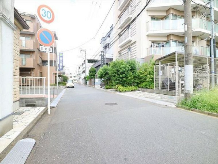 外観・現況 建物が面した前面道路の様子です。駅が近いですがゆとりがあり、車通りもあまりないゆったりとした通りです。