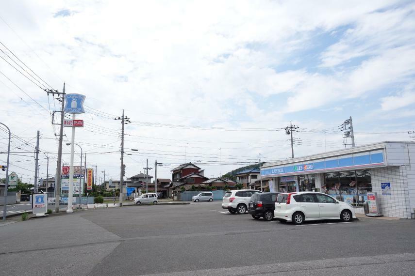 コンビニ ローソン足利八椚町店