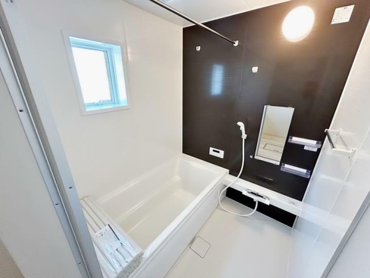広々1坪サイズの浴室で1日の疲れをゆったりと癒してくれます！<BR/><BR/>窓からは優しい光が差し込む明るいバスルームです。