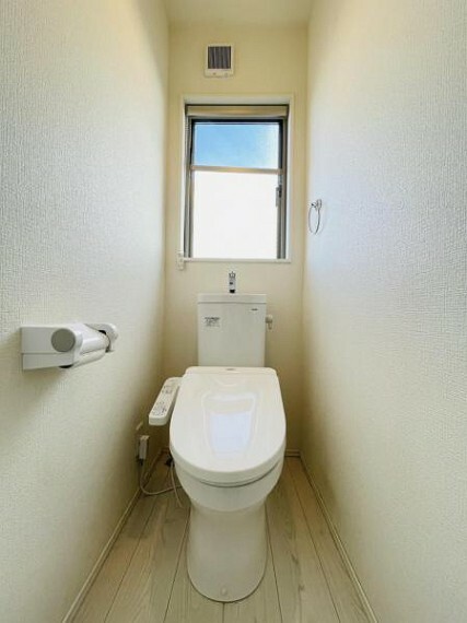 トイレ 採光窓は換気にもなって清潔な空間を保てます！