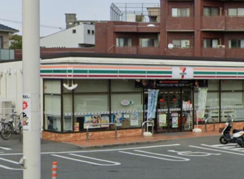 コンビニ 「セブンイレブン」福岡高宮西店様まで徒歩4分（300M）です。コンビニは24時間営業なので便利ですね。