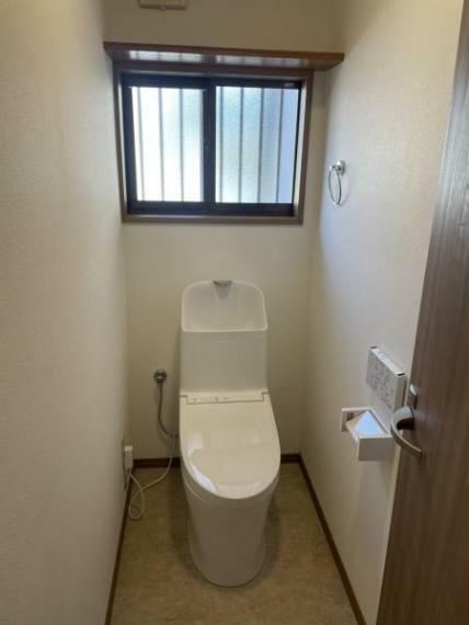 トイレ 【リフォーム後写真】トイレはTOTO製の温水洗浄機能付きに新品交換しました。表面は凹凸がないため汚れが付きにくく、継ぎ目のない形状でお手入れが簡単です。節水機能付きなのでお財布にも優しいですね。