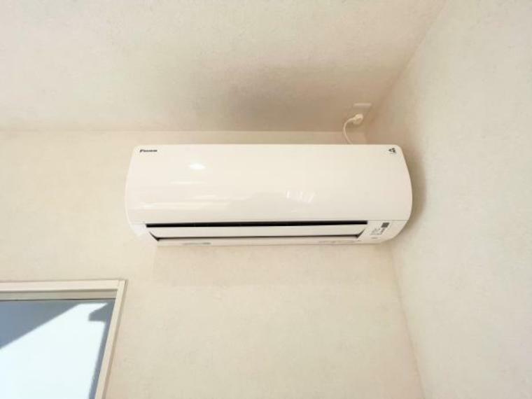 冷暖房・空調設備 【リフォーム済】エアコンを1台リビングに設置しました。お引き渡し後にすぐご使用いただけます。季節に関係なく、快適にお過ごしいただけます。