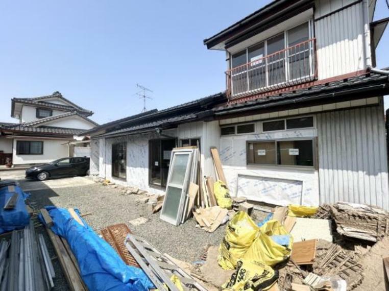 駐車場 【リフォーム中4月27日撮影】駐車場です。建物を一部解体し、1台から3台へ拡張します。庭木も伐採するので奥行きがでますね。