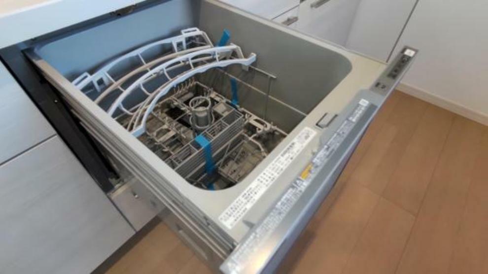 キッチンには、ビルトイン式の食洗機が内蔵されています。面倒な食器洗いも、楽しく早く出来そうで嬉しいですね。