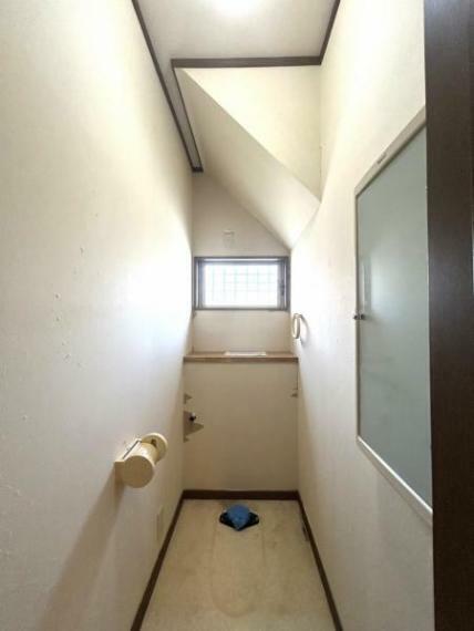 トイレ 【リフォーム中4/20撮影】新品のLED照明に交換いたします。1階お手洗いです。壁紙とクッションフロアは張り替えます。