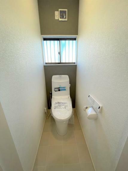 トイレ 【リフォーム済】LIXIL製の温水洗浄便座に新品交換しました。室内のクロスの張替も行ったので清潔感のある空間に生まれ変わりました。