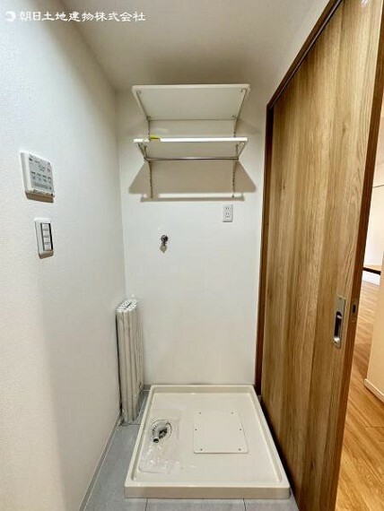 洗面化粧台 洗濯機置き場の上部に棚を設置しました。空間も利用し、無駄のないつくりです。