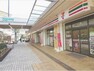 コンビニ セブンイレブンIing　若葉台団地ふれあい広場店 徒歩4分。