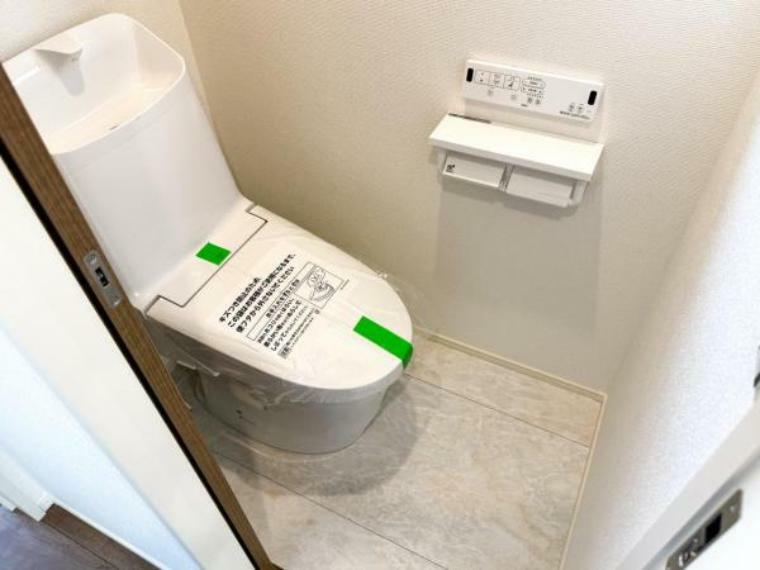 シャワートイレ　シャワートイレを標準装備。操作パネルで、洗浄機能や温度設定などもラクラク設定できます。