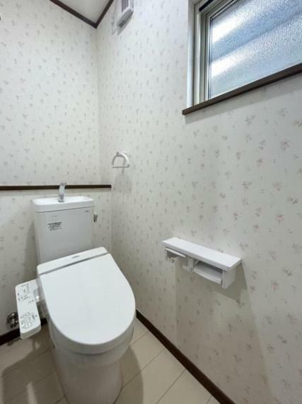 トイレ 1階の温水洗浄便座・便器トイレはピカピカにクリーニングをおこないました。