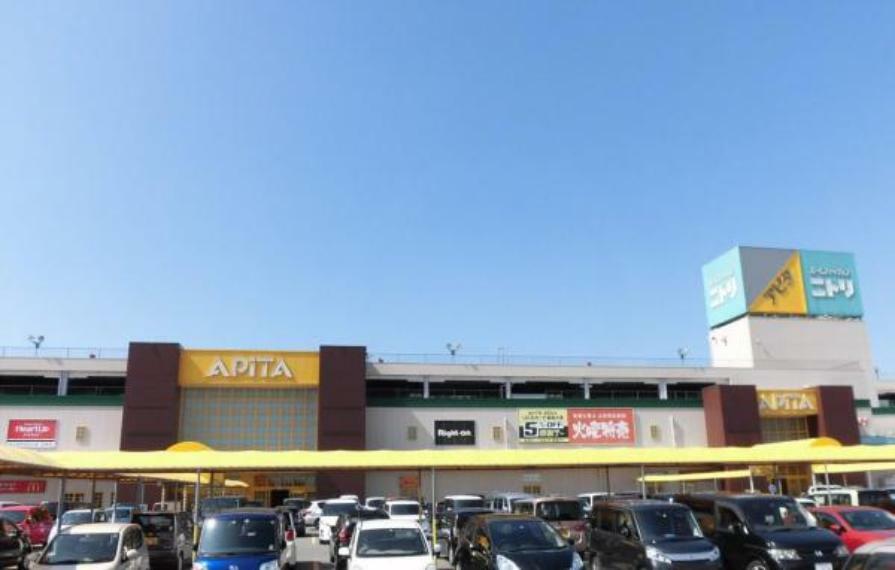 ショッピングセンター 【周辺環境】アピタ新潟亀田店様まで約850m（徒歩11分）です。ニトリ様が入っており、ご新居の家具を買いそろえるには便利ですね。