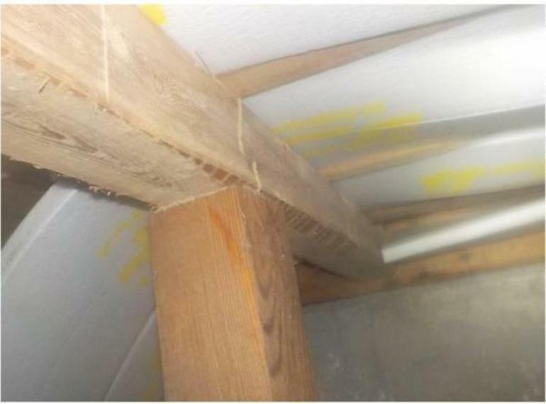 構造・工法・仕様 中古住宅の3大リスクである、雨漏り、主要構造部分の欠陥や腐食、給排水管の漏水や故障を2年間保証します。その前提で床下まで確認の上でリフォームし、シロアリの被害調査と防除工事もおこないます
