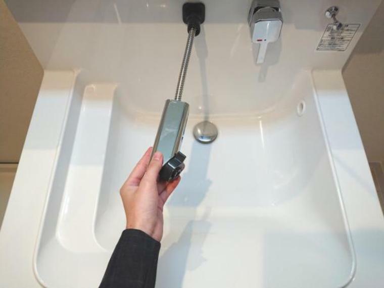 洗面化粧台 【同仕様写真】洗面台の水栓はまわりに水たまりができない、壁に直接取り付けるタイプの水栓を採用しています。水栓ヘッドは引き出して使えるホース内蔵タイプでお掃除もラクラクです。