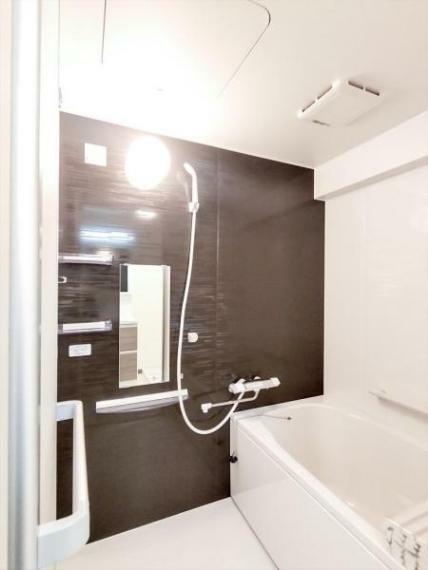 （リフォーム済）浴室は、ハウステック製の新品のユニットバスに交換しました。壁には手すりが付いているので、お子様、お年を召した方にも入浴しやすいですよ。