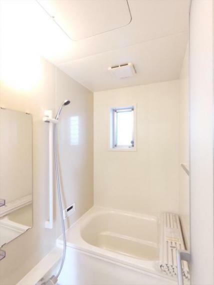 浴室 （リフォーム済）浴室は、ハウステック製の新品のユニットバスに交換しました。コンパクトな浴室は、水道代の節約になり経済的。お掃除も行き届きます。ピカピカのお風呂で1日の疲れを癒してくださいね。