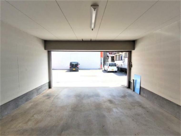 駐車場 【リフォーム済】ガレージ内部の写真です。普通車2台止められます。