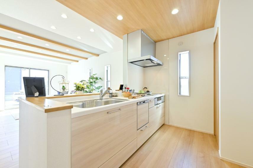 キッチン 横一列にシンクとコンロをまとめたシンプルな形の対面型システムキッチン。動きやすさとスタイリッシュなデザインが魅力。（1号棟）