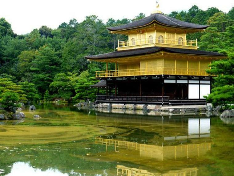 金閣寺（鹿苑寺） 臨済宗相国寺派の寺院　多くの観光客が訪れる人気のスポット。