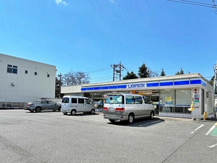 コンビニ ローソン東久留米滝山七丁目店 大通りに面しているためアクセスに便利です。近くに白山公園もあるので、ピクニック前に立ち寄ってもいいですね。