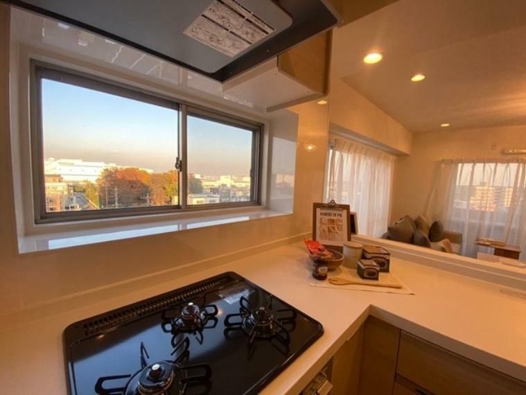 キッチンの東側には窓が付いており、風通し・眺望も良好です。