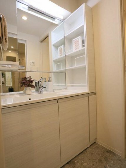 洗面化粧台 清潔感のあるワイドな洗面台は収納力もあり、いつでもすっきりとした洗面室に。