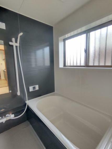 浴室 【リフォーム済写真】浴室はハウテック社製のユニットバスに交換しました。1坪の広々した浴槽で、お子様やお孫さんと一緒にお風呂を楽しんでください。