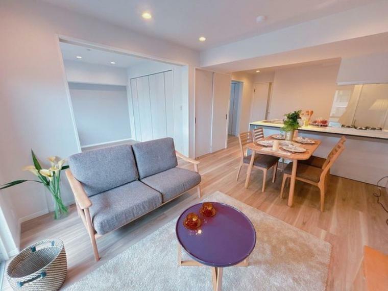 居間・リビング オープンでのびやかな空間を生み出すひろびろとしたLDK。家族との時間を大切にした住空間です。　※室内の小物・家具等は価格に含まれません。