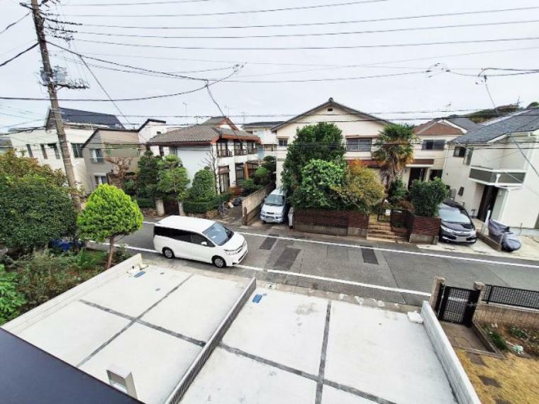 眺望 前面道路幅が広く、圧迫感の少ない見晴らしの良い景色です。